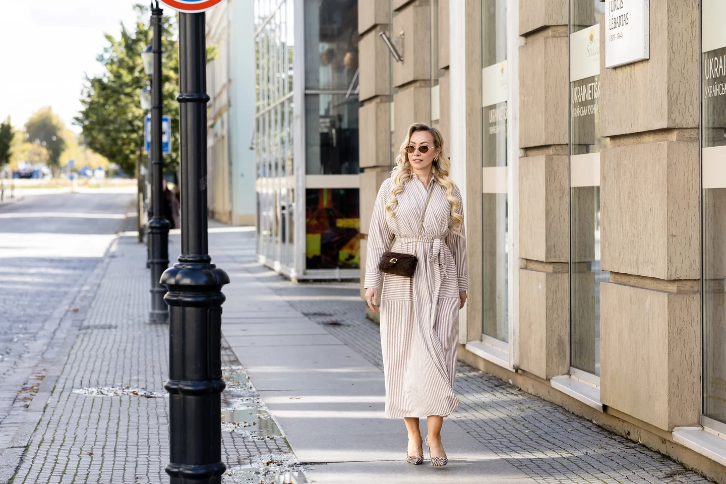 Žana eina miesto gatve