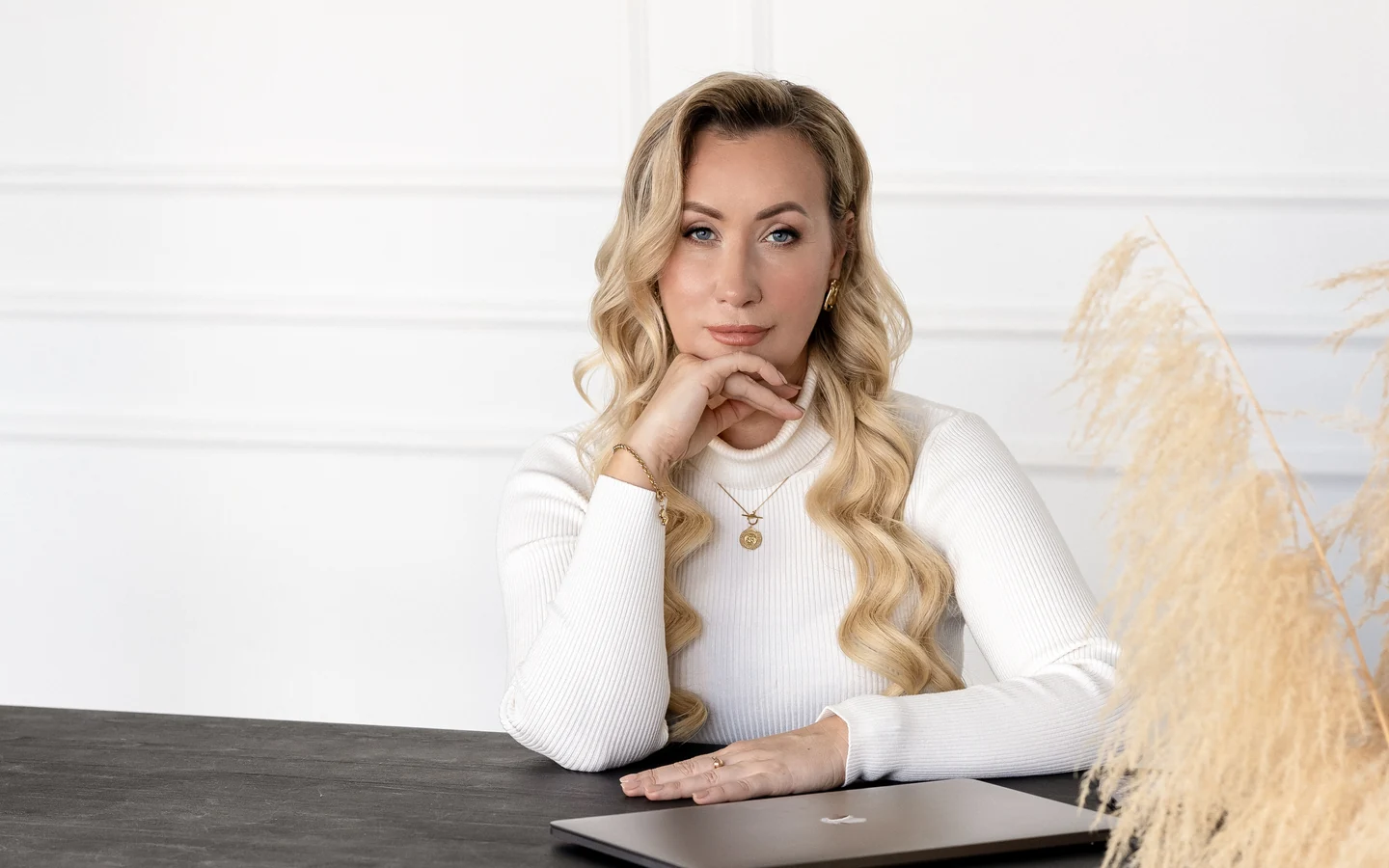Žana Barros Da Silva sėdi prie stalo